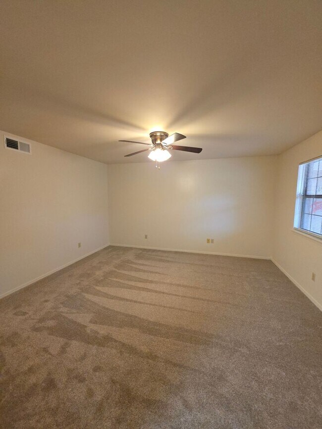 Building Photo - 611-615 N Greenwich Ave