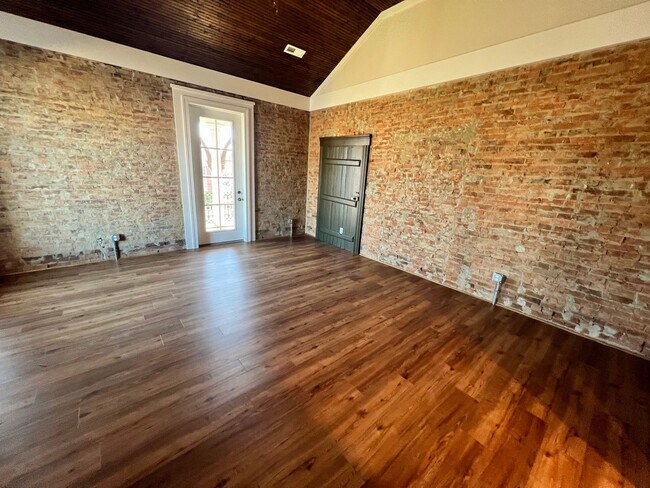 Building Photo - 301 N Main St