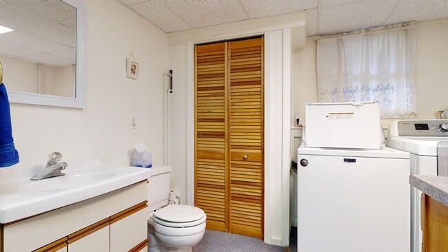 Building Photo - 3 bed, 2 bath house with solar panels! No ...