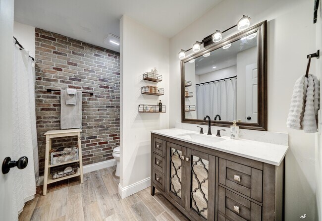 Building Photo - 707 Plantation Cir