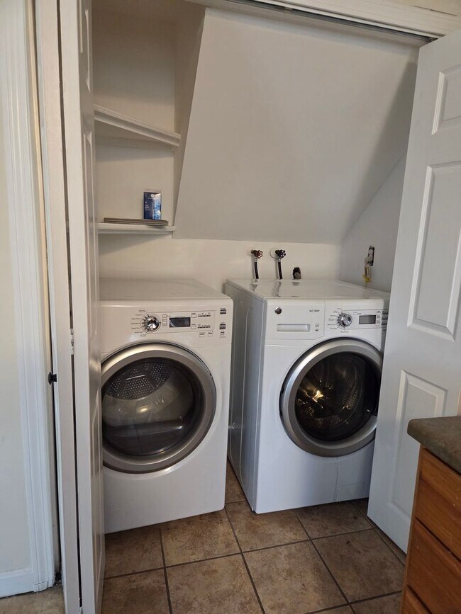 Building Photo - End Unit Townhouse Condo