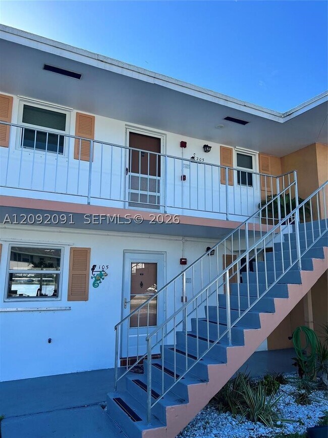 Building Photo - 1116 Lake Dr