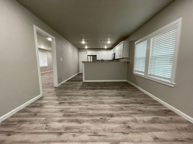 Building Photo - * Move-In Special * Beautiful 3 Bed 2 Bath...