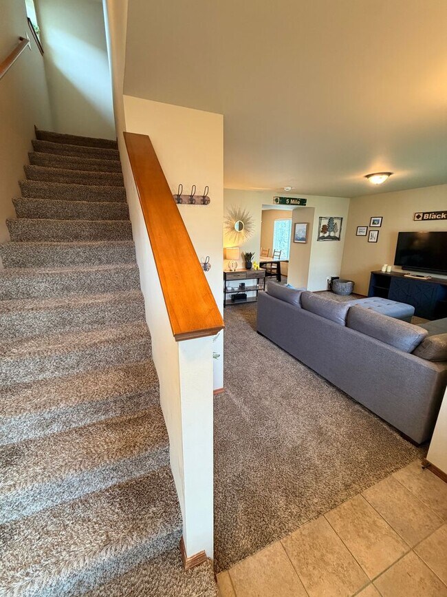 Building Photo - Short term, fully furnished home! 3 bed, 2.5 bath, central a/c, w/d, d/w, covered parking, great ...