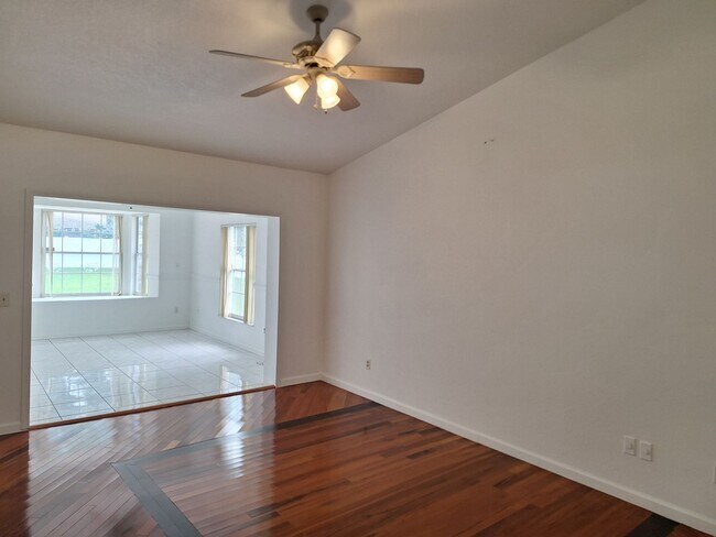 Building Photo - Spacious 4-Bed, 3-Bath Belle Isle Home wit...