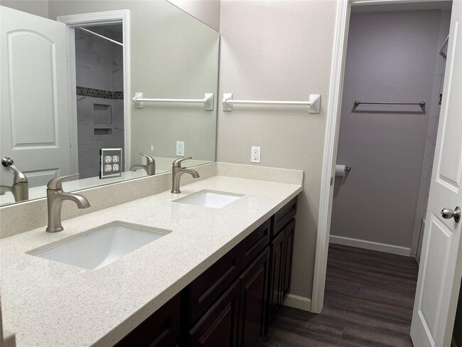 Building Photo - 304 S Shadowbend Dr