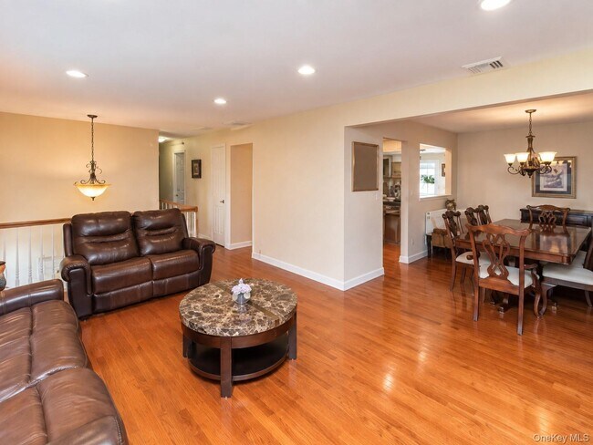 Building Photo - 10 Roe Cir