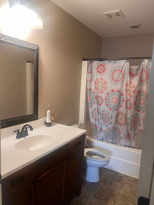 Building Photo - Four Bedroom Two Bath House