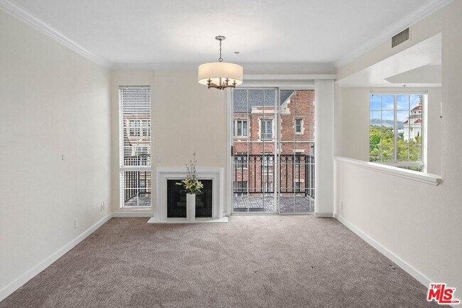 Building Photo - 585 N Rossmore Ave