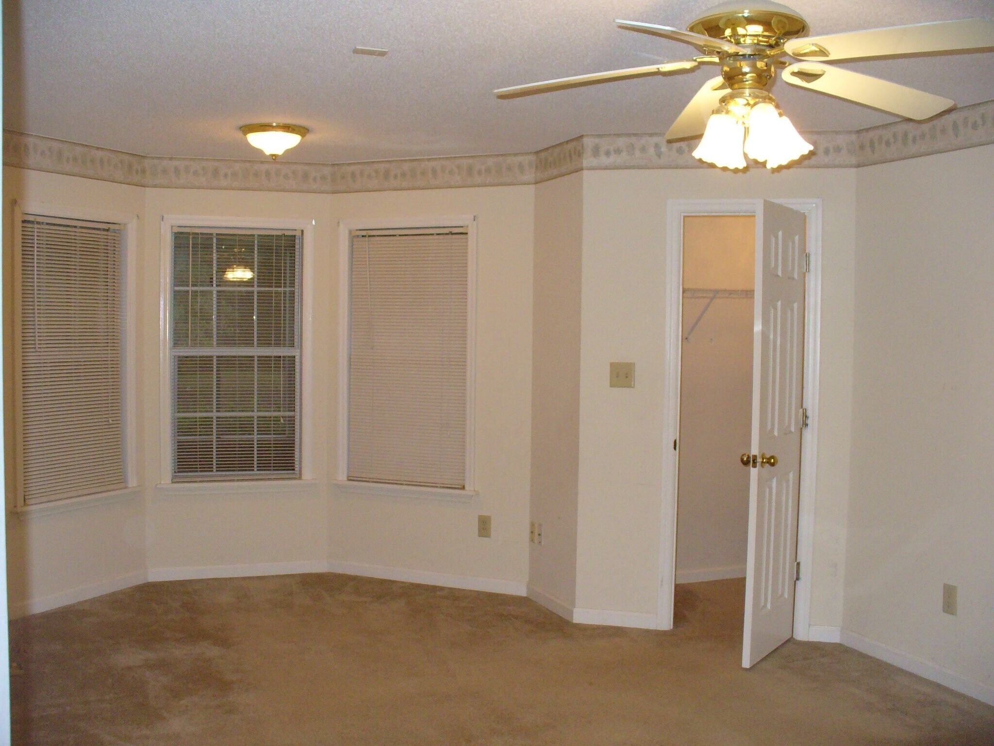 Building Photo - 1013 Pleasant Valley Dr