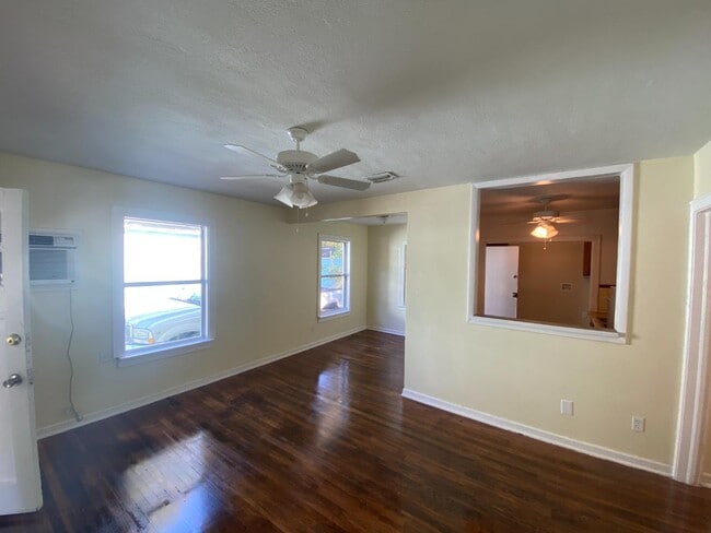 Building Photo - 1977 Lambert St