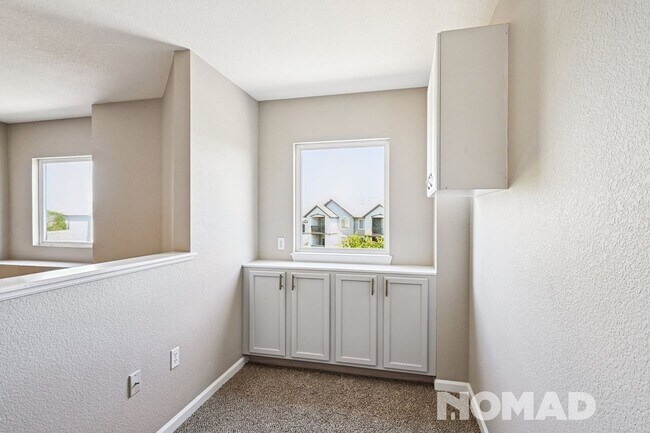 Building Photo - Spacious 3-Bed, 2-Bath Townhome with Garag...