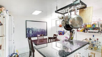Building Photo - 724 Kater St