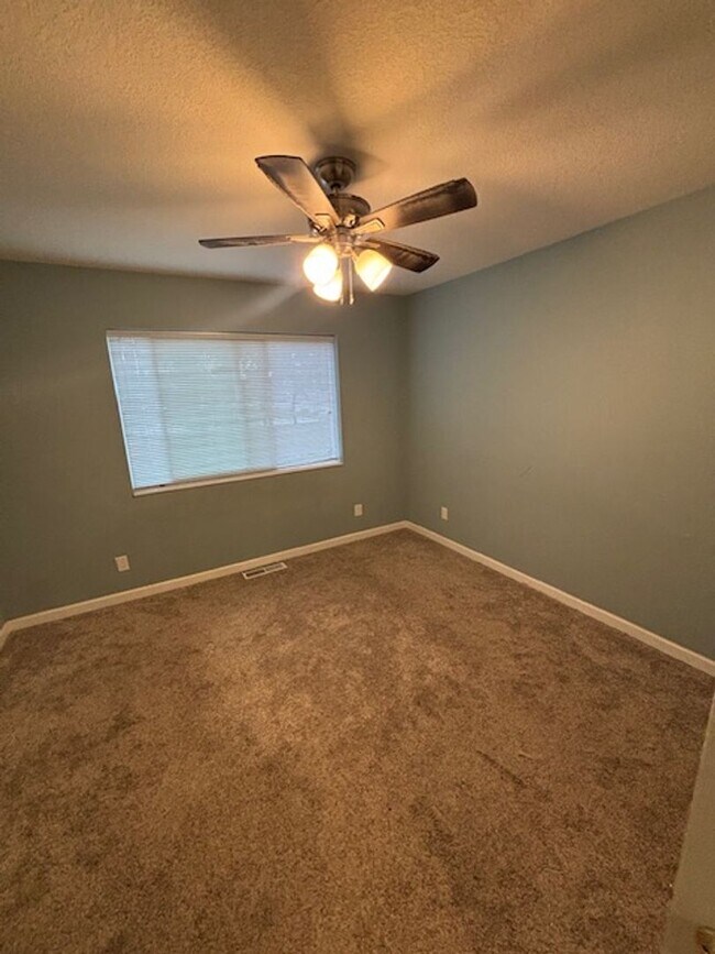 Building Photo - 1 Bedroom 1 Bath Apt. with huge garage in ...