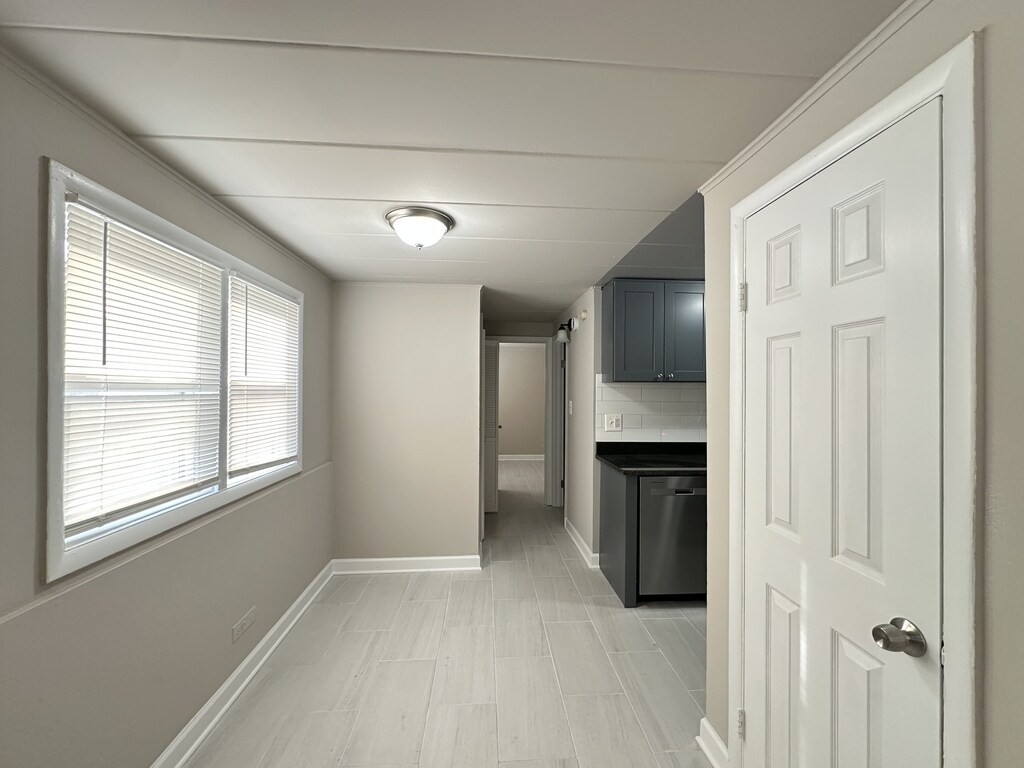 Building Photo - 9620 Ivanhoe Ave