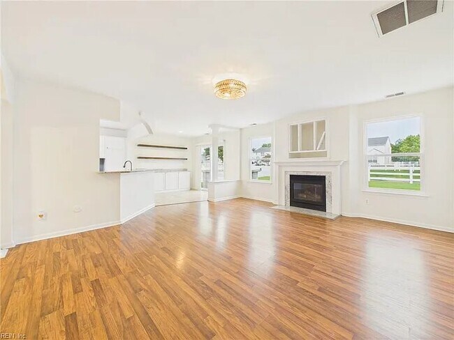 Building Photo - 2536 7 Kings Rd