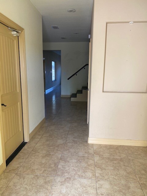 Building Photo - 3820 W Daffodil Ave
