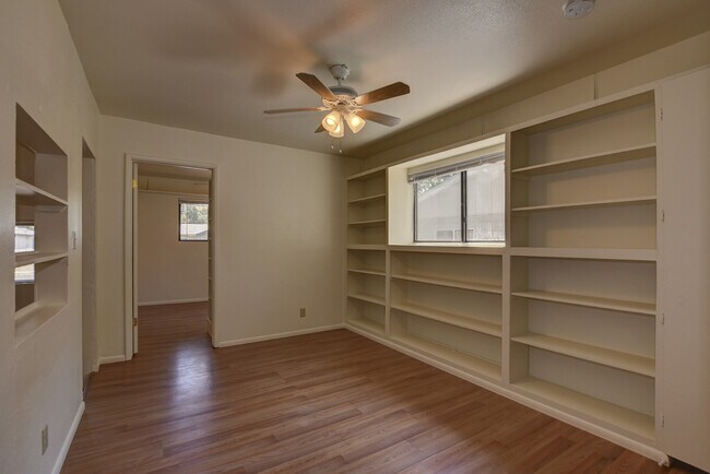 Building Photo - 806 Campbell St