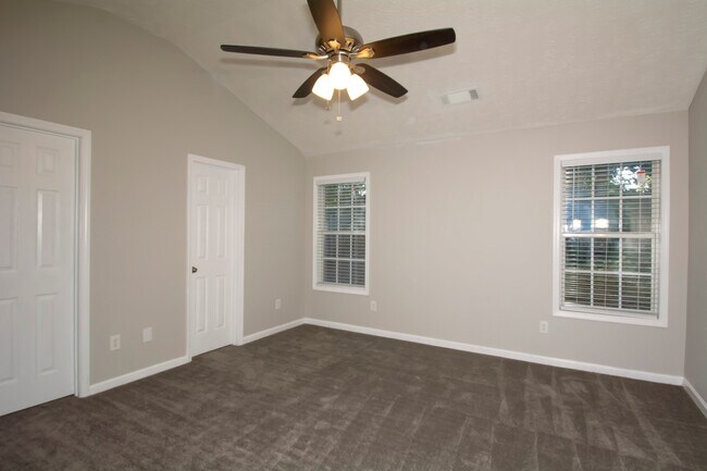 Building Photo - BEAUTIFUL 3 BEDROOM / 2 BATH HOME WITH PRIVACY FENCE!