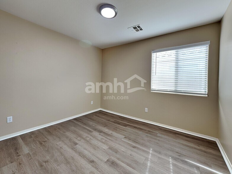 Building Photo - 45611 W Tulip Ln