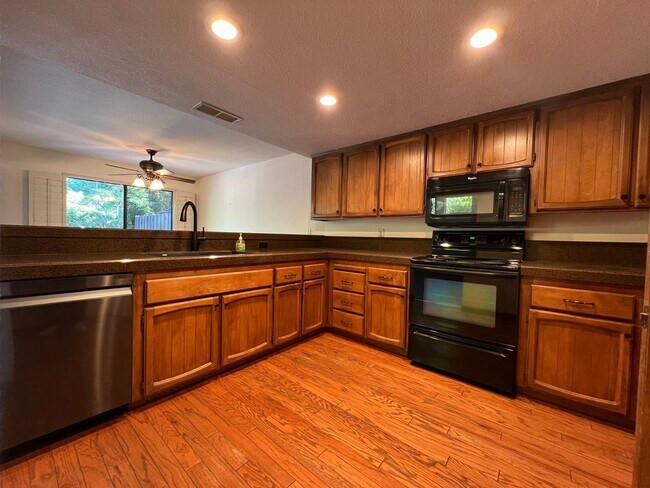 Building Photo - Quiet Home In Serene Green Belt In The Hea...