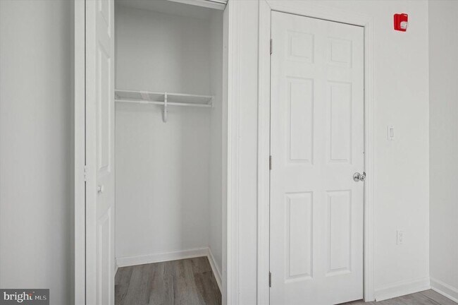 Building Photo - 4926 W Thompson St