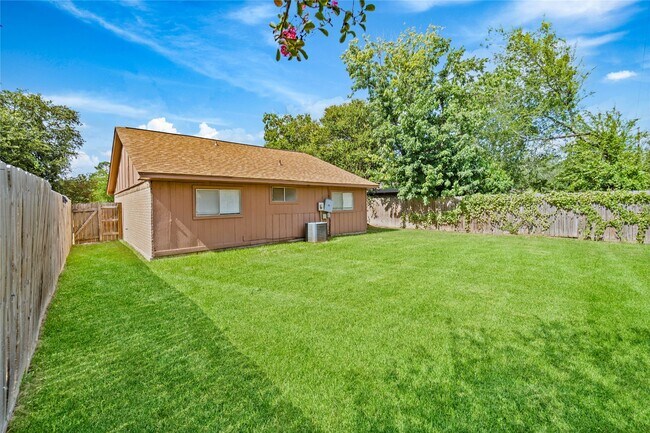 Building Photo - 9811 Mill Shadow Dr