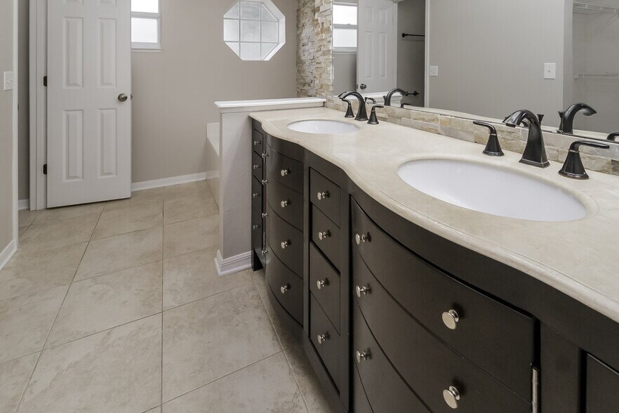 Building Photo - 932 Vanderbilt Dr