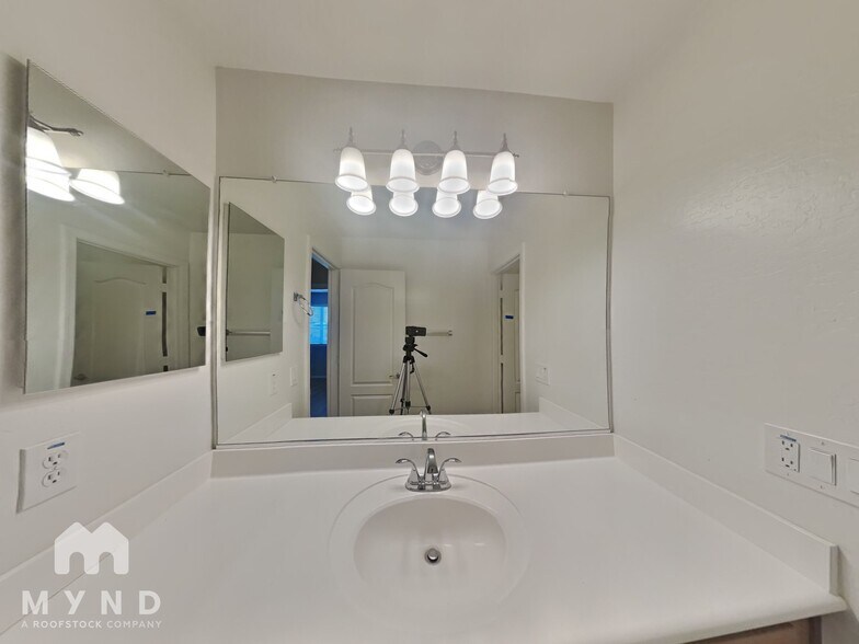 Building Photo - 20974 E Pecan Ln