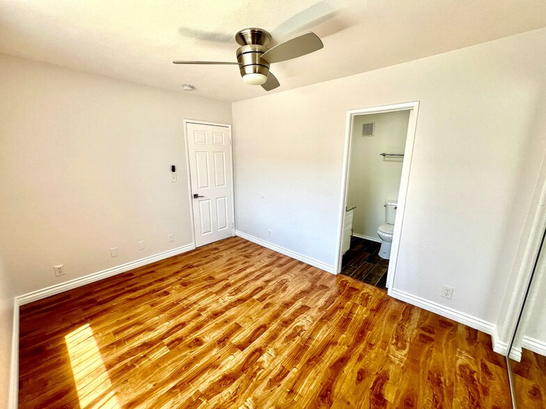 Building Photo - 924 Gaviota Ave