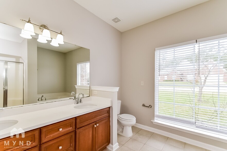 Building Photo - 4050 Sidlehill Dr