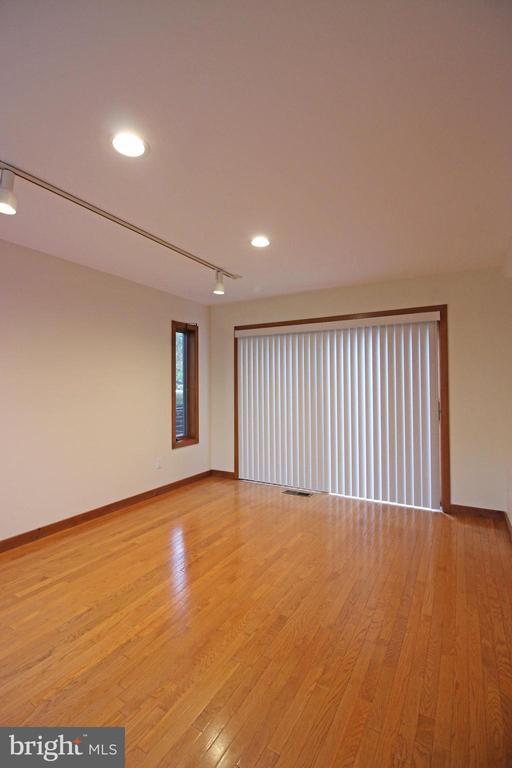 Building Photo - 6872 Melrose Dr