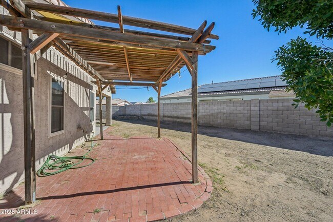 Building Photo - 15649 W Magnolia St