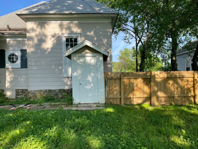 Building Photo - 2 Story 3 Bed 1 Bath House