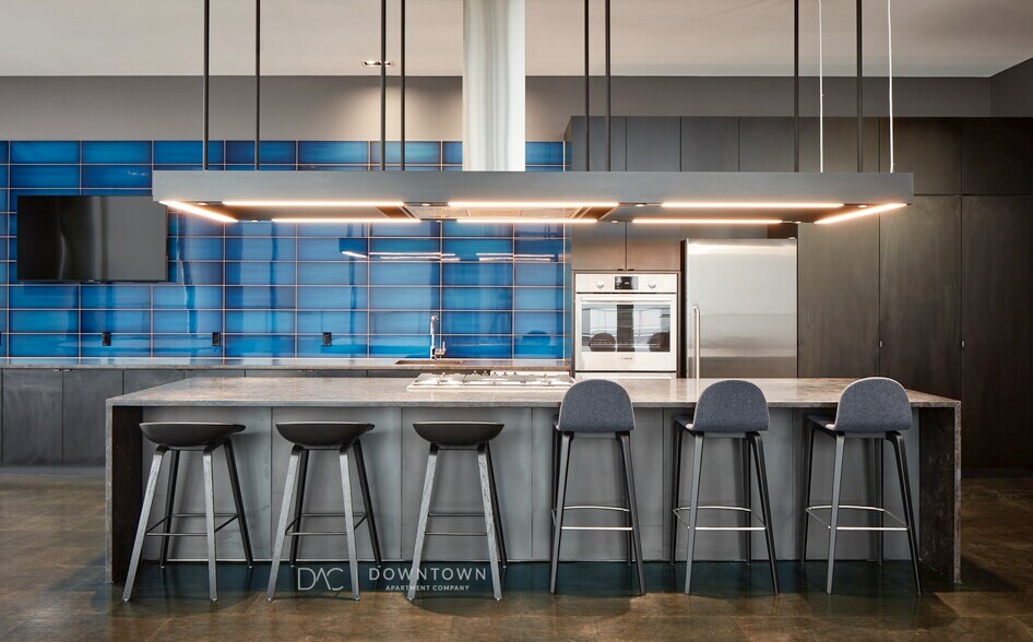 Building Photo - 611 S Wells St