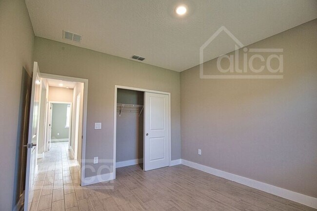 Building Photo - 3957 Constitution Dr