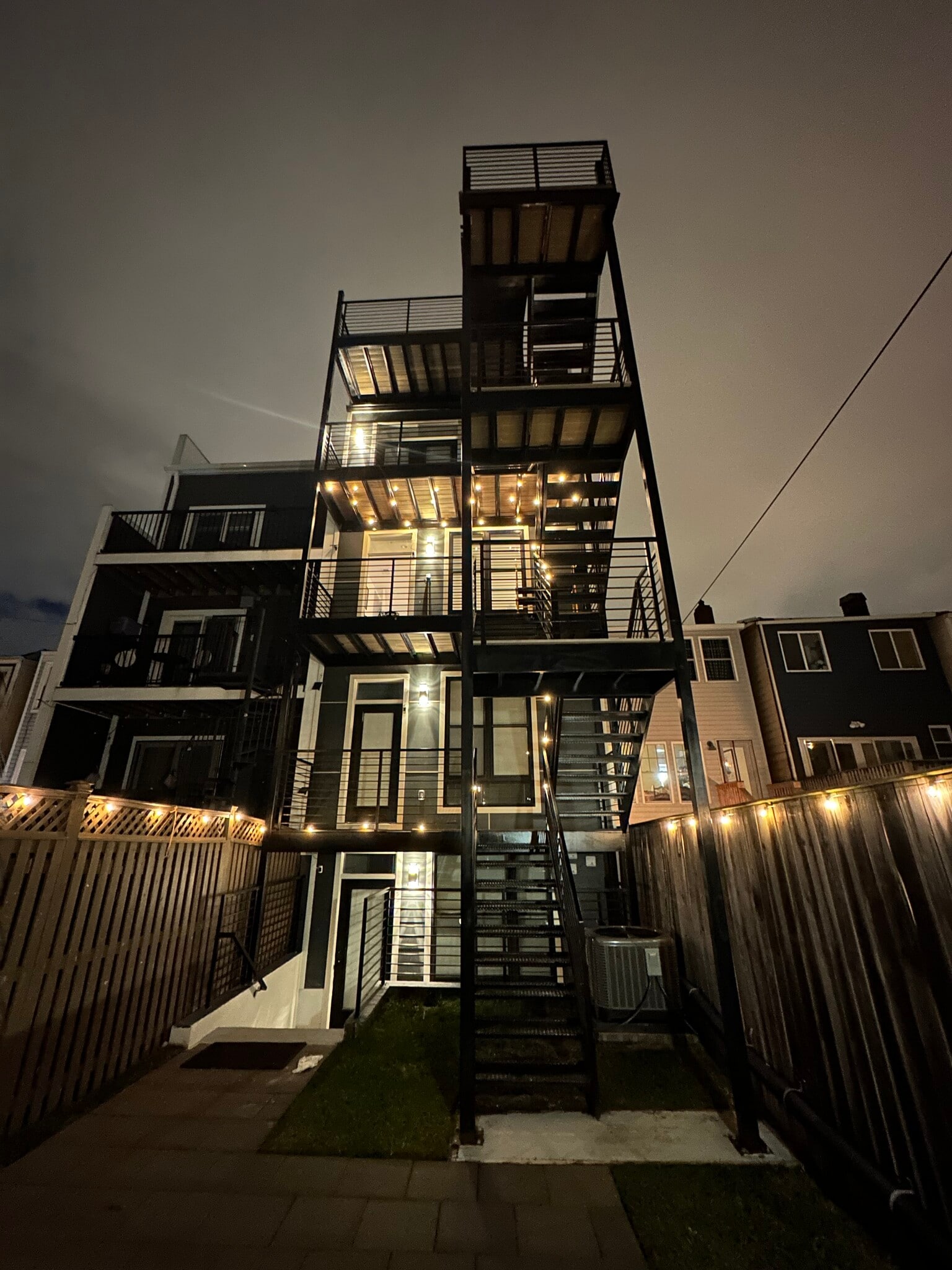 Building Photo - 638 Franklin St NE