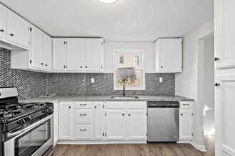 Building Photo - Gorgeous 2 bedroom house in West Mifflin available July 10!