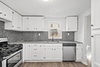 Building Photo - Gorgeous 2 bedroom house in West Mifflin available July 1!