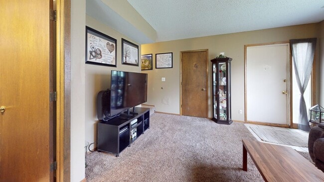 Building Photo - Attached Garage - Spacious 2 bedrooms