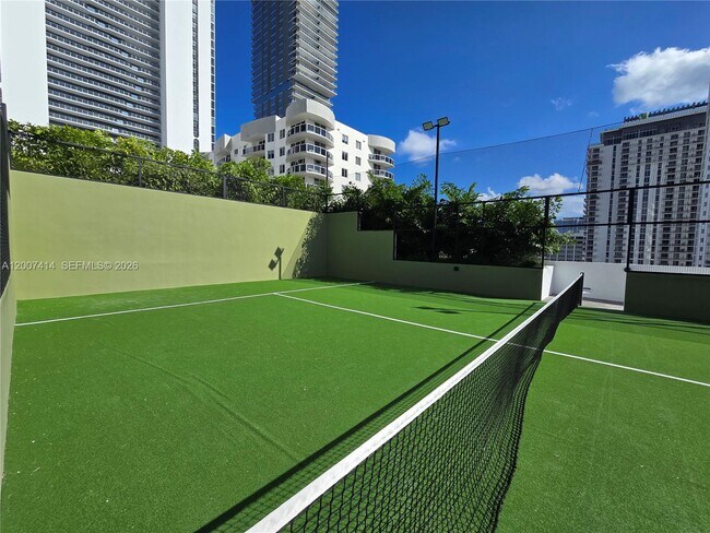 Building Photo - 700 NE 24th St