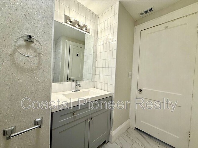 Building Photo - 4015 N Seminole Ave