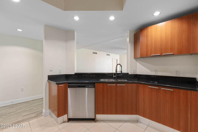 Building Photo - 241 Riverside Dr