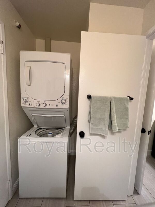 Building Photo - 140 Uwapo Rd