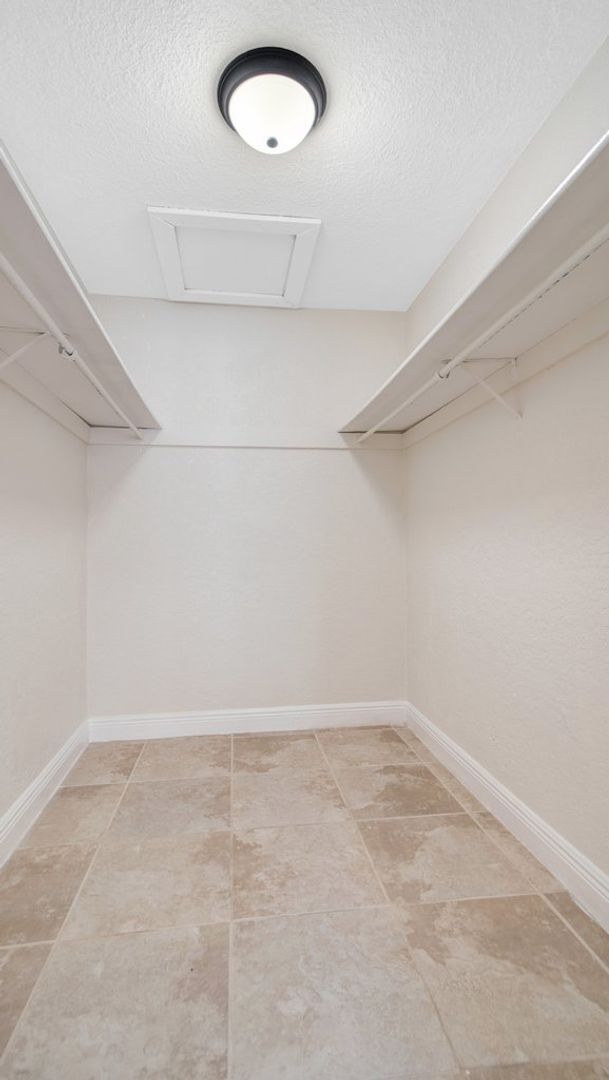 Building Photo - Renovated 2 bedroom 1 bath Pet Friendly Apt with Washer Dryer hook ups