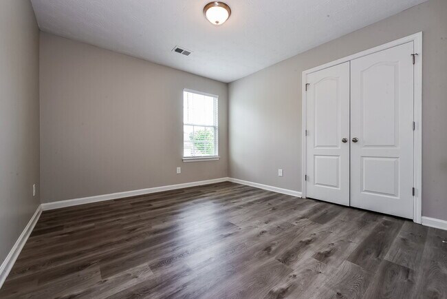 Building Photo - 657 Howell Dr