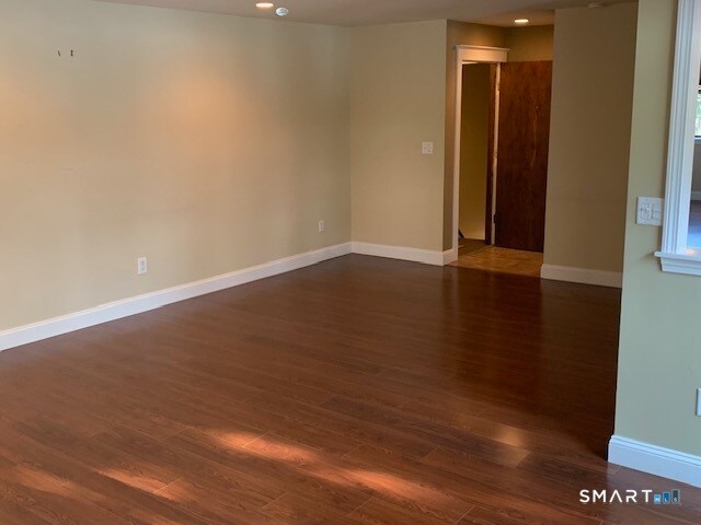 Building Photo - 16 Greenbriar Dr