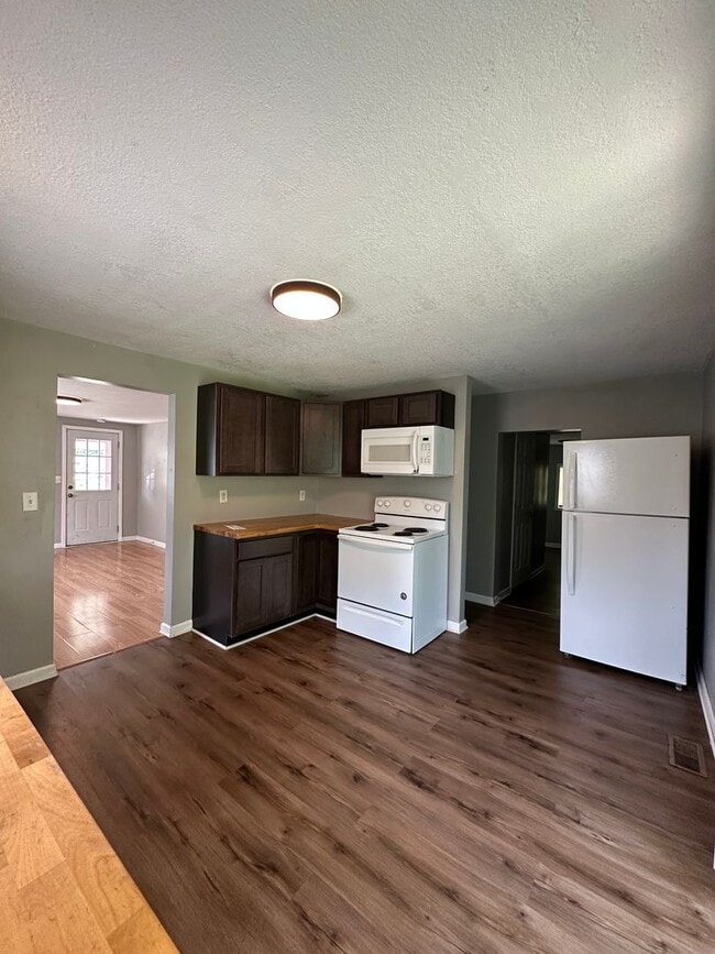 Building Photo - 2700 E Memorial Dr
