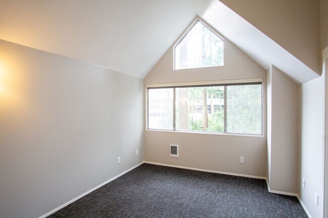 Building Photo - Fantastic Lake Oswego 2Bdr w/Fireplace, Dishwasher & W/D + Balcony
