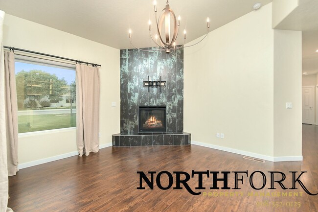Building Photo - Welcome Home to Comfort & Convenience